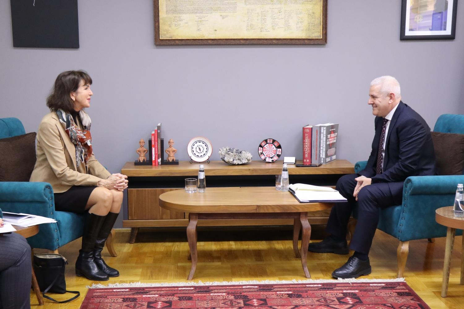 Ministri Sveçla takoi Koordinatoren e Kombeve të Bashkuara për Zhvillim në Kosovë, Arnhild Spence